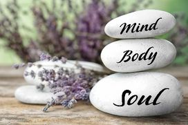 Stenen met de woorden mind, body en soul tussen lavendel